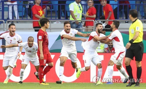 (아부다비=연합뉴스) 20일 오후(현지시간) 아랍에미리트 아부다비 알 막툼 경기장에서 열린 2019 아시아축구연맹(AFC) 아시안컵 요르단과 베트남과의 16강전에서 전반 바하 압델라만이 득점한 뒤 기뻐하고 있다.
