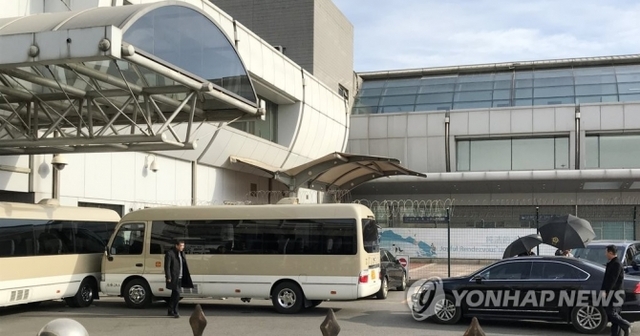 김정은 북한 국무위원장의 4차 방중 이후 북중 교류과 활기를 띄는 가운데 삼지연 관현악단이 19일 오전 고려항공편으로 베이징(北京) 서우두(首都) 공항에 도착했다. (출처: 연합뉴스)