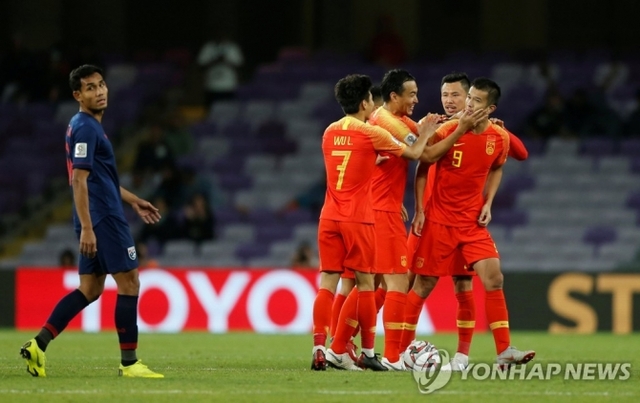 중국의 가오린이 태국전에서 득점 후 동료의 축하를 받고 있다. (출처: 연합뉴스)