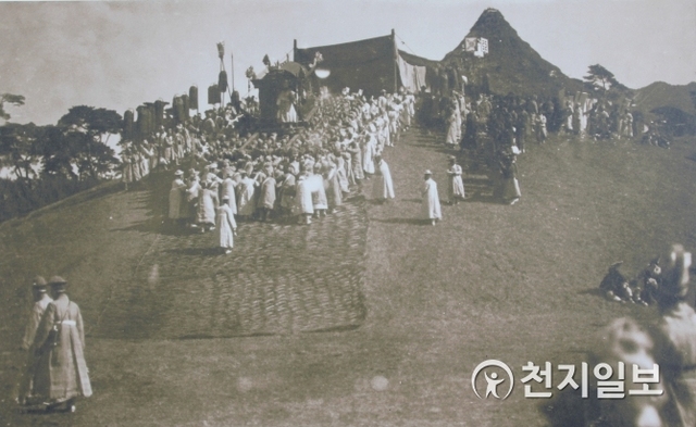 1919년 3월 홍릉에 오르는 고종의 대여 (소장:서울대학교 박물관) ⓒ천지일보 2019.1.21