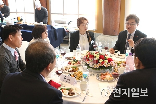 박일준 한국동서발전 사장(오른쪽에서 1번째)과 신입사원 및 가족들이 함께 오찬을 함께 하고 있다. (제공: 한국동서발전) ⓒ천지일보 2019.1.21