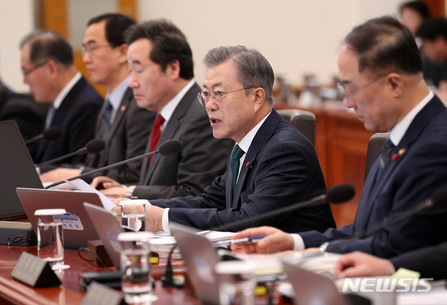 【서울=뉴시스】 문재인 대통령이 22일 청와대 본관에서 국무회의를 주재하고 있다.