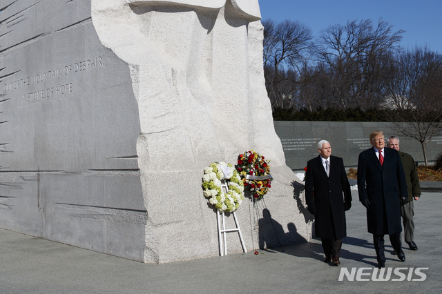 【워싱턴=AP/뉴시스】도널드 트럼프(가운데) 대통령이 마이크 펜스 부통령(왼쪽)과 함께 '마틴 루터 킹 목사의 날'인 21일(현지시간) 미 워싱턴 DC 내셔널몰의 마틴 루터 킹 목사 기념비를 방문하고 있다.  ⓒ천지일보 2019.1.22