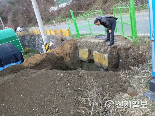 지방도로 콘크리트 방호벽을 무단으로 파손한 뒤 불법적으로 매립한 건설업체 대표 등 2명이 불구속 입건됐다. (제공:부산경찰청) ⓒ천지일보 2019.1.22