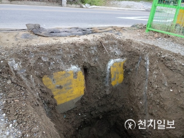 지방도로 콘크리트 방호벽을 무단으로 파손한 뒤 불법적으로 매립한 건설업체 대표 등 2명이 불구속 입건됐다. (제공: 부산경찰청) ⓒ천지일보 2019.1.22