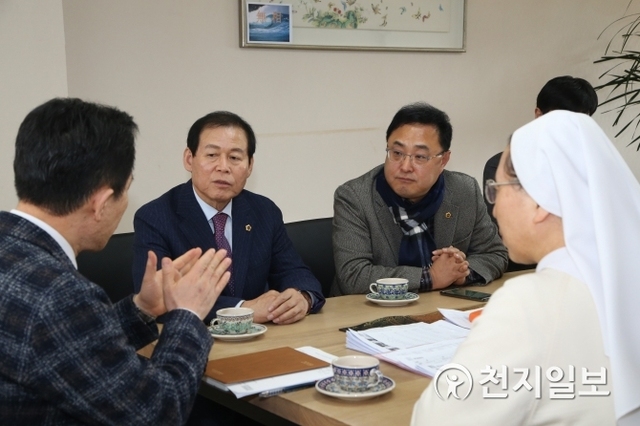 장상수 대구시의회 부의장(왼쪽 두 번째) 22일 김재우 시의원(오른쪽 두 번째)과 함께 대구파티마병원을 방문해 의사·간호사 등 병원 관계자를 격려하고 있다. (제공: 대구시의회) ⓒ천지일보 2019.1.22