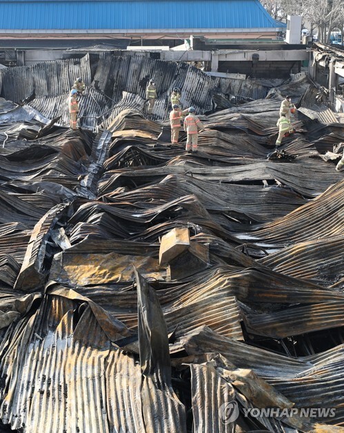 (울산=연합뉴스) 24일 오전 울산시 남구 농수산물도매시장 수산물종합동이 화재로 타 지붕이 내려앉고 뼈대만 남아 있다.