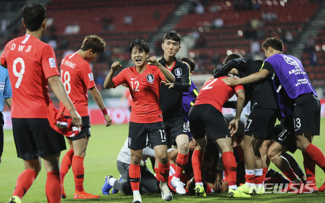 【두바이=AP/뉴시스】한국 선수들이 22일(현지시간) 아랍에미리트(UAE) 두바이의 막툼 빈 라시드 경기장에서 열린 ‘2019 아시안컵’ 바레인과의 16강전에서 연장 전반 터진 김진수의 결승 골에 환호하고 있다. 한국은 바레인을 연장까지 가면서 2-1로 누르고 8강에 진출했다.