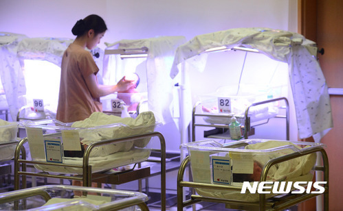 2017년 7월 30일 오후 서울의 한 산부인과 신생아실에서 간호사들이 신생아들을 돌보고 있다. (출처: 뉴시스)