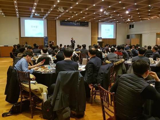 권대욱 휴넷 회장이 ‘휴넷 MBA 2019 신년의 밤’ 총동문회 행사에서 인사말을 하고 있다.
