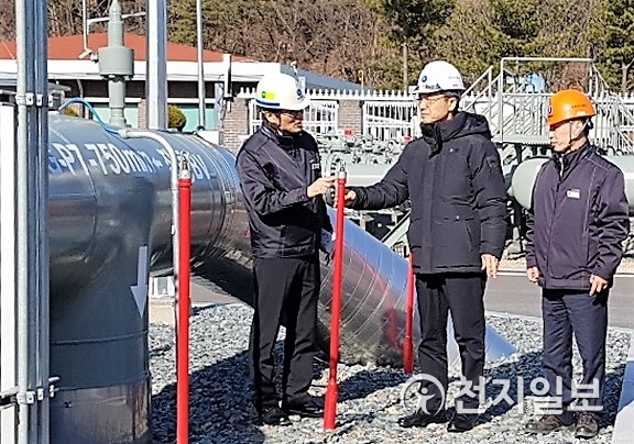 김영두 사장 직무대리(가운데)가 지난 17일 부산·경남지역본부 청량관리소에서 주요 가스 공급설비를 점검하고 있다. (제공: 한국가스공사) ⓒ천지일보 2019.1.24