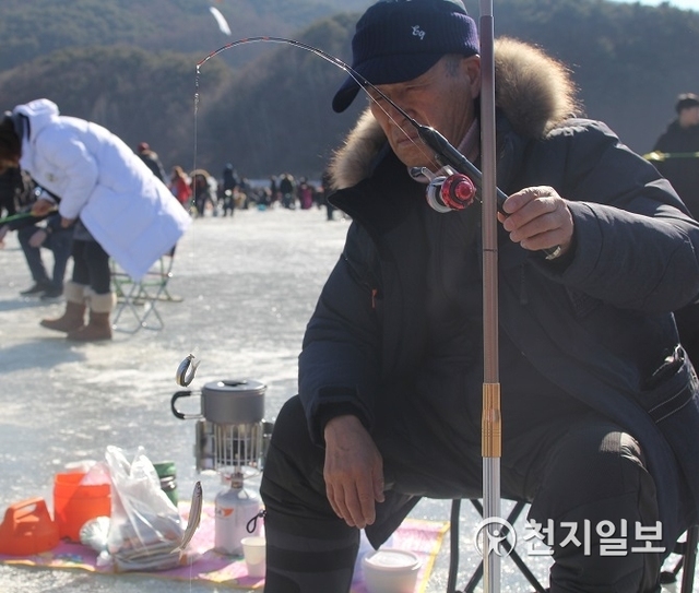 [천지일보 인제=김성규 기자] 강원도 인제군 남면 부평리 빙어호 일원에서 26일 제19회 인제빙어축제가 열린 가운데 빙어낚시터에서 김현순 어르신이 직접 가져온 장비로 구멍을 뚫고 빙어를 잡고 있다. 인제빙어축제는 1월 26일부터 2월 3일까지 열리며 이곳 축제장에는 ▲빙어낚시 ▲눈·얼음 놀이터 ▲먹거리촌 ▲낭만쉼터 ▲얼음대회(축구, 게이트볼) 등 다양한 프로그램이 진행된다.ⓒ천지일보 2019.1.26