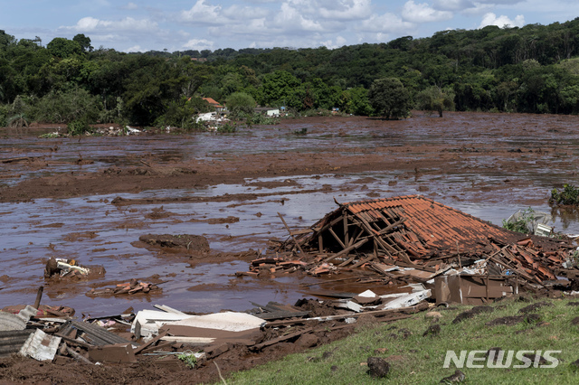 브라질 남동부 브루마디뉴 지역에서 테일링 댐이 붕괴해 흙더미가 인근 마을을 덮친 모습. (출처: 뉴시스)
