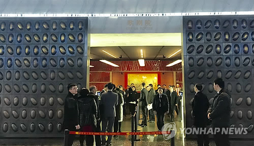 (베이징=연합뉴스) 26일 북한 예술단의 베이징 국가대극원 첫 공연 앞두고 북측 및 중국측 인사들이 입장하고 있다. 북한 예술단의 베이징 공연은 지난 2015년 12월 모란봉 악단의 방중 직후 공연이 취소된 이후 3년여 만이다.