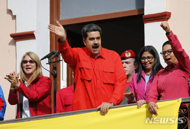 23일(현지시간) 니콜라스 마두로 베네수엘라 대통령이 카라카스의 대통령 궁 발코니에서 자신을 지지하는 시위대를 향해 손을 흔들고 있다. (출처: 뉴시스)