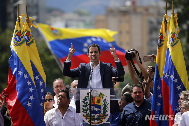 후안 과이도 베네수엘라 국회의장이 23일(현지시간) 카라카스에서 대규모 반정부 시위가 열린 가운데 자신을 임시 대통령으로 선포하며 시위대를 이끌고 있다.  (출처: 뉴시스)