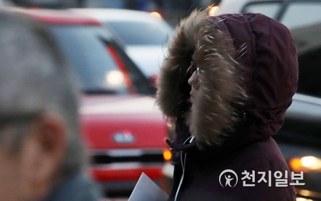 [천지일보=남승우 기자] 연일 쌀쌀한 날씨가 이어지고 있는 23일 오후 서울 종로구 광화문 네거리에서 털모자가 달린 패딩을 입은 한 시민이 퇴근길 발걸음을 재촉하고 있다. ⓒ천지일보 2018.11.23