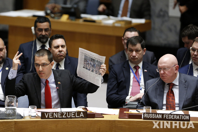 호르헤 아레아사 베네수엘라 외교부 장관이 26일(현지시간) 뉴욕유엔 본부에서 열린 안전보장이사회 회의에 참석해 월스트리트저널(WSJ)을 들고 베네수엘라 사태에 대해 발언하고 있다. (출처: 뉴시스)