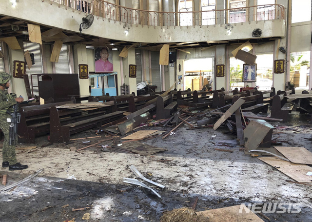 【졸로(필리핀)=AP/뉴시스】필리핀 남부 술루주 주도 졸로에서 27일 2건의 폭발이 연이어 발생, 미사 중이던 성당 내부가 처참하게 파괴돼 있다. 이날 폭발로 최소 27명이 사망하고 77명이 부상했다.