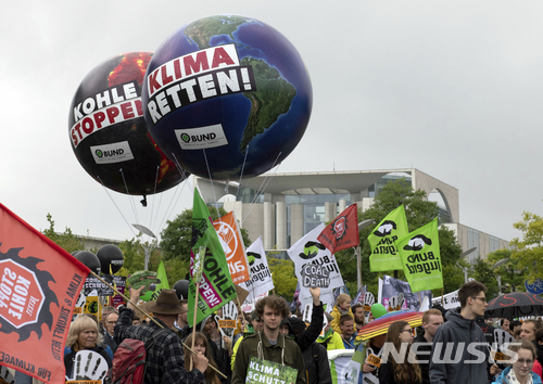독일의 환경운동가와 시민 등 수백 명이 24일(현지시간) 수도 베를린 도심에서 석탄 화력발전에 반대하는 시위를 벌이고 있다. 이들 시위대들은 