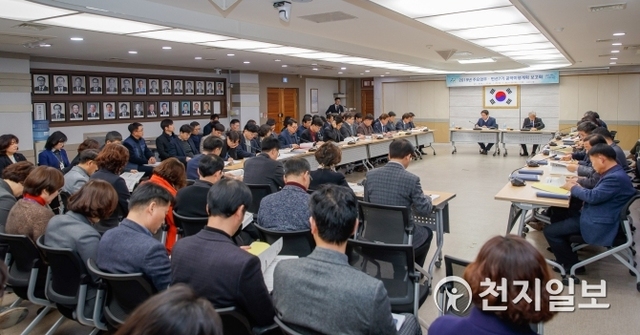 오세현 아산시장이 28일 ‘2019년 주요업무 및 민선 7기 공약 이행계획 보고회’를 진행하고 있다. (제공: 아산시) ⓒ천지일보 2019.1.28