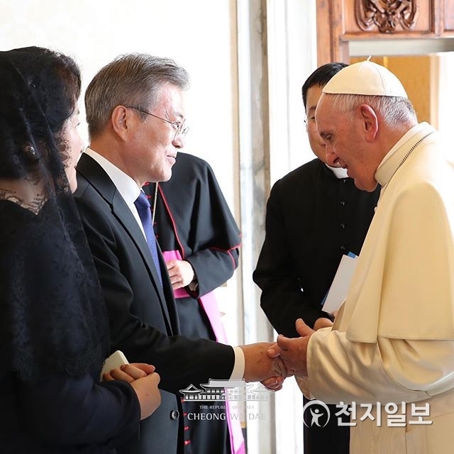 지난해 10월 19일 바티칸을 방문한 문재인 대통령이 교황청에서 프란치스코 교황을 만나 악수하고 있다. (출처: 청와대) ⓒ천지일보 2019.1.28
