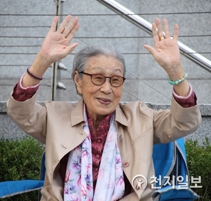 수요집회에 참석해 참가자들에게 손을 흔들고 있는 일본군 위안부 피해자 김복동 할머니. ⓒ천지일보 DB