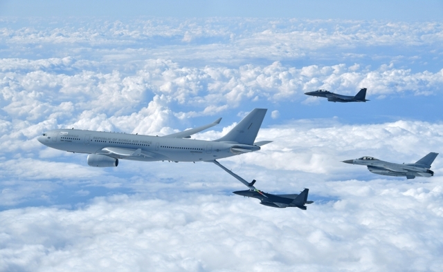 KC-330 공중급유기가 공군의 주력 F-15K 전투기에 공중급유를 실시하고 있다. (제공: 대한민국 공군) 2019.1.30