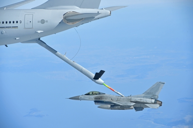 KC-330 공중급유기가 공군의 주력 KF-16 전투기에 공중급유를 실시하고 있다. (제공: 대한민국 공군) 2019.1.30