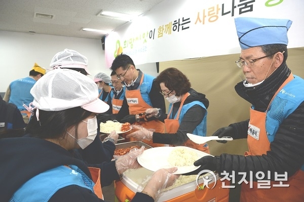 은성수 수출입은행장(맨오른쪽)이 29일 임직원들과 함께 서울역 인근 무료급식소 ‘따스한 채움터’을 찾아 노숙인들을 대상으로 배식 봉사를 하고 있다. (제공: 수출입은행) ⓒ천지일보 2019.1.30