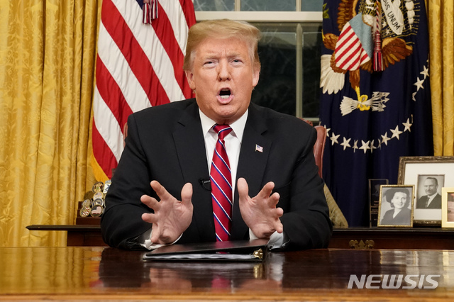 도널드 트럼프 미국 대통령이 8일(현지시간) 백악관 집무실에서 국경 장벽에 관한 대국민 담화를 하고 있다. (출처: 뉴시스)