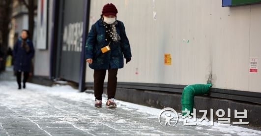 서울 강남 대치동 거리에서 시민이 빙판길을 조심히 걷고 있다. ⓒ천지일보