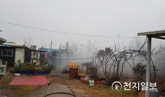 31일 오전 8시 57분께 부산 강서구 대저동에 있는 개 사육 농장에 화재가 발생했다. (제공: 부산경찰청) ⓒ천지일보 2019.1.31