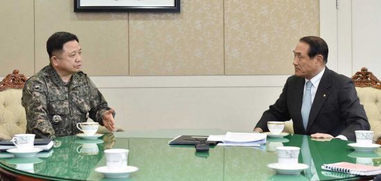 31일 박한기 합참의장(왼쪽)이 향군회관을 방문해 김진호 재향군인회 회장과 국방현안에 대한 대화를 나누고 있다. (제공: 합동참모본부) 2019.1.31