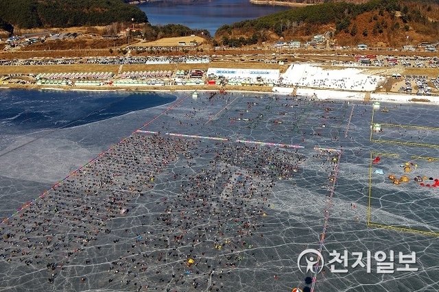 강원도 인제군 남면 부평리 빙어호 일원에서 26일 제19회 인제빙어축제가 열린 가운데 축제에 참가한 관광객들이 빙어를 잡고 있다. (제공: 인제군)ⓒ천지일보 2019.1.31