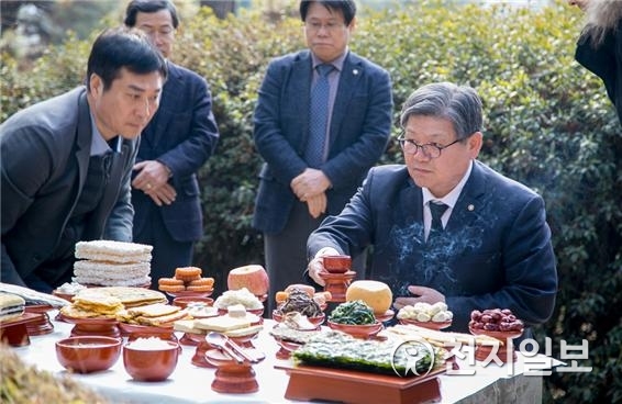 김수갑 총장이 교육독지가의 묘소를 찾아 차례를 지내고 있다. (제공: 충북대학교) ⓒ천지일보 2019.1.31