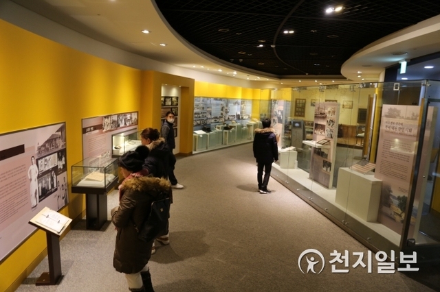 한국이민사박물관 내 전시장에서 관람객들이 전시내용을 살펴보고 있다. ⓒ천지일보 2019.2.1