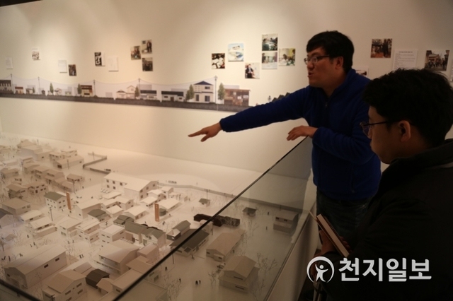 김동근 한국이민사박물관 학예연구사가 ‘우토로 마을’을 재현한 전시물을 설명하고 있다. ⓒ천지일보 2019.2.1