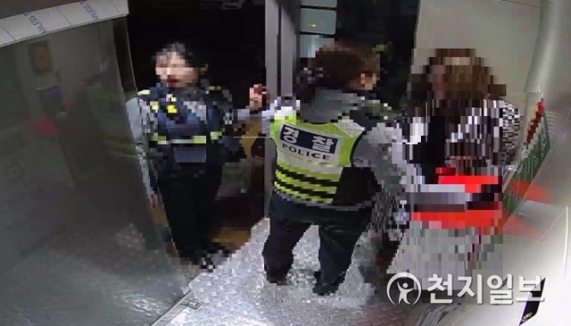 지난 1월 31일 새벽 2시경 팔달구 인계동 CGV 건물 근처에 설치된 안전부스에 한 여성이 뛰어 들어온 여성을 경찰이 보호하고 있다. (제공: 수원시) ⓒ천지일보 2019.2.1