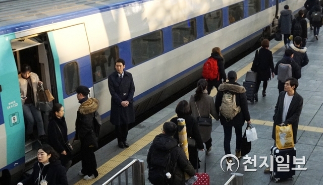 [천지일보=이민환 기자] 설 명절 연휴의 시작인 2일 오후 귀성객들이 서울역 KTX 기차가 도착하자 각자 자리를 찾아 이동하고 있다. ⓒ천지일보 2019.2.2