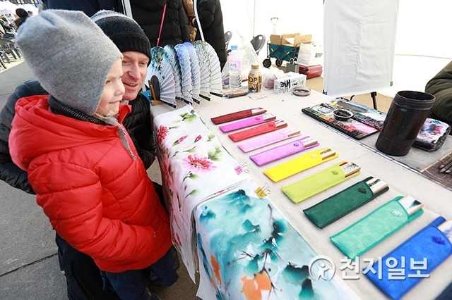 [천지일보=남승우 기자] 절기상 입춘이며 설 연휴인 4일 서울 중구 남산한옥마을에서 열린 ‘설날 맞이 행사’에서 외국인 관광객들이 형형색색의 부채를 구경하고 있다. ⓒ천지일보 2019.2.4