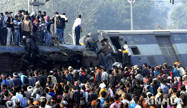 【바이샬리=신화/뉴시스】3일(현지시간) 인도 비하르주 바이샬리에서 열차가 탈선하는 사고가 발생해 구조대가 현장을 살피고 있다. 현지 관계자는 구조 작업이 3일 오전에 발생한 열차 탈선 사고 구조 작업이 마무리됐으며 사망자 수는 7명으로 늘어났다고 밝혔다.