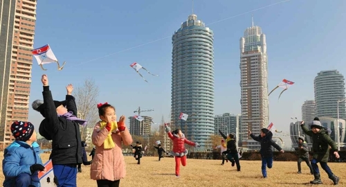 북한 노동당 기관지 노동신문은 설 당일인 5일 설 연휴를 맞아 강원도 원산시 해안광장에서 어린아이들이 연을 날리며 뛰어노는 사진을 실었다. (출처: 연합뉴스)