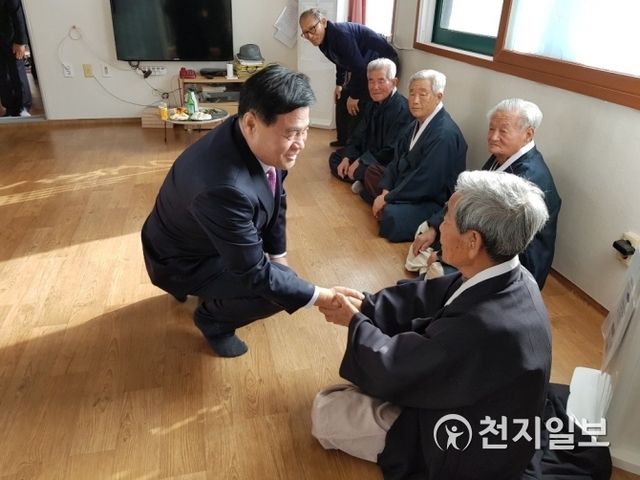 [천지일보 동해=김성규 기자] 설날 연휴를 맞이한 가운데 심규언 동해시장이 5일 강원도 동해시 벽오마을을 방문해 지역 어르신에게 설날 인사를 하고 있다. 이날 도배식(합동 세배)는 쇄운마을, 이도마을, 보정마을 등에서 열렸다.ⓒ천지일보 2019.2.5