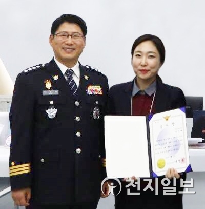 BNK경남은행 이성혜 대리(오른쪽)가 양산경찰서 이정동 서장으로부터 감사장을 받고 있다. (제공: BNK경남은행) ⓒ천지일보 2019.2.7