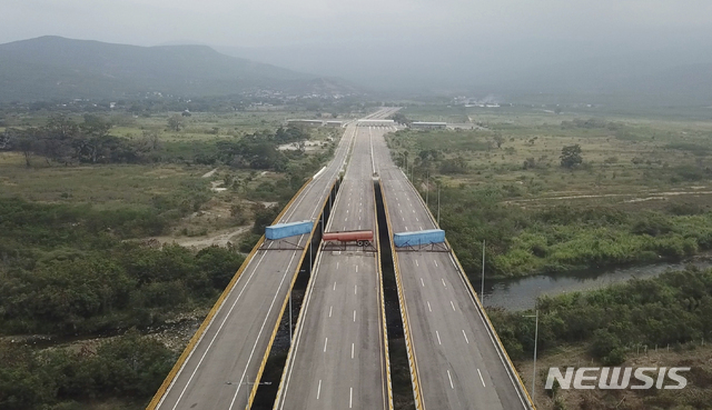 베네수엘라와 콜롬비아를 잇는 티엔디타스 국제다리에 6일(현지시간) 연료탱커와 카고 트레일러, 임시 울타리가 설치돼 있다. (출처: 뉴시스)