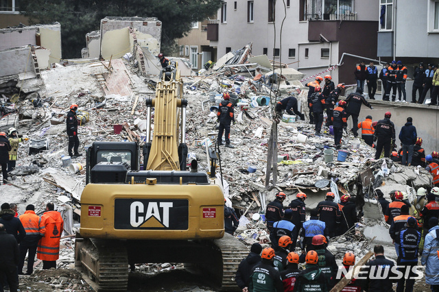 7일(현지시간) 터키 이스탄불의 8층 아파트 붕괴 현장에서 구조대가 붕괴 아파트 잔해를 치우고 있다. 알리 예르리카야 이스탄불 지사는 전날 발생한 이 사고로 사망자는 3명으로 늘었으며 구조대가 철야 작업 끝에 부상자 12명을 구조했다고 언론에 밝혔다. (출처: 뉴시스) 2019.02.07.