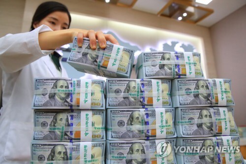서울 중구 KEB하나은행에서 직원이 달러를 정리하고 있다. (출처: 연합뉴스)