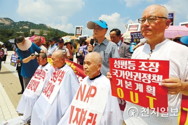 지난해 8월 6일 서울 청와대 분수대 앞에서 동성애동성혼반대국민연합이 ‘법무부의 국가인권정책 기본계획(NAP) 결사 반대’ 기자회견을 열었다. 8명의 목회자가 삭발식에 동참한 가운데 집회 참석자들이 NAP 폐지를 촉구하고 있다. ⓒ천지일보 2019.2.8