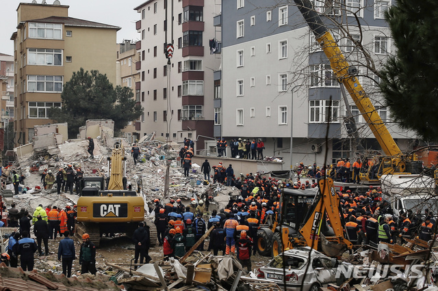 7일(현지시간) 터키 이스탄불의 8층 아파트 붕괴 현장에서 구조대가 붕괴 아파트 잔해를 치우고 있다. (출처: 뉴시스)